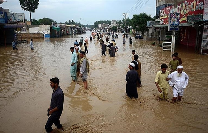 Drame en Espagne, émeutes en Bolivie, pluies meurtrières au Pakistan : le monde en alerte ce week-end