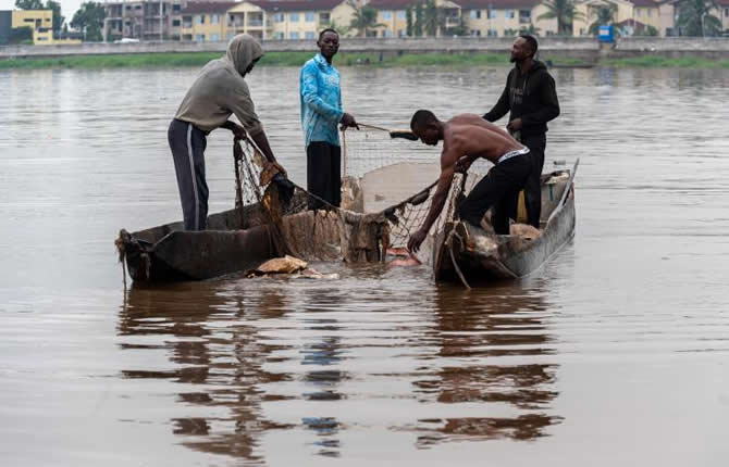 RDC: désespérés par le manque de poissons, ces pêcheurs quittent le fleuve… pour ramasser du plastique qui rapporte plus