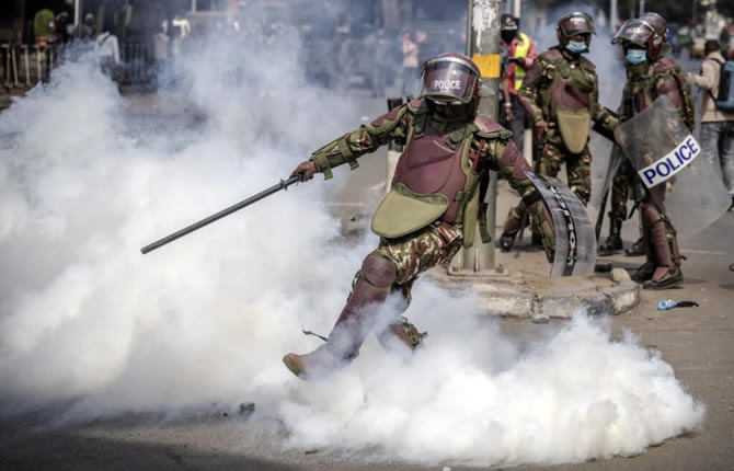 Carburant, sang et colère : Ruto baisse le prix du diesel après la mort de 4 Kényans – Et l’Afrique du Sud brûle (xénophobie, inondations, Al-Shabab)