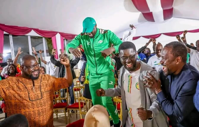 Sénégal : Diomaye Faye limoge Ousmane Sonko, la foule envahit les abords de son domicile