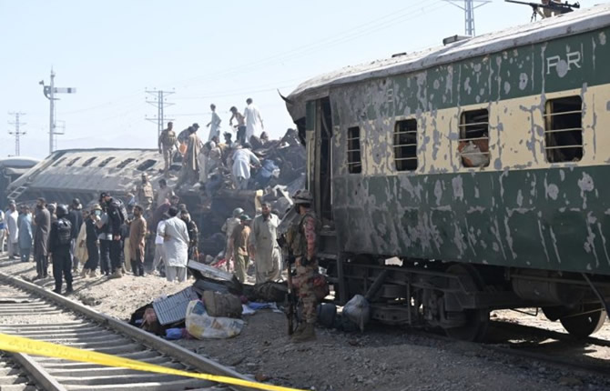 Canicule en Inde : 16 morts en pleine rue – Un train explose au Pakistan, des dizaines de blessés
