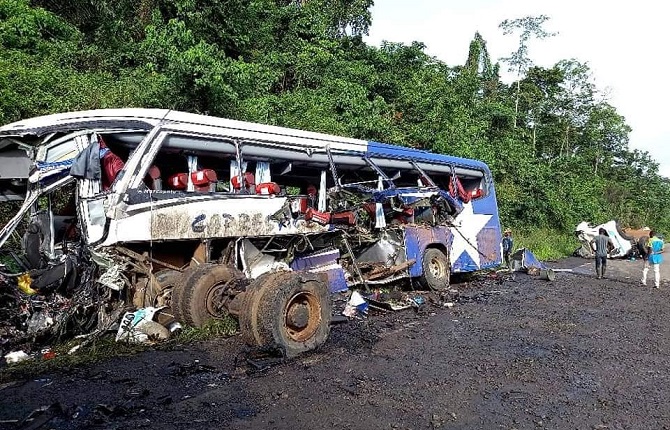 Une collision entre un Bus de Bucca Voyage et un camion de Dovv fait une trentaine de mort à Boumnyebel