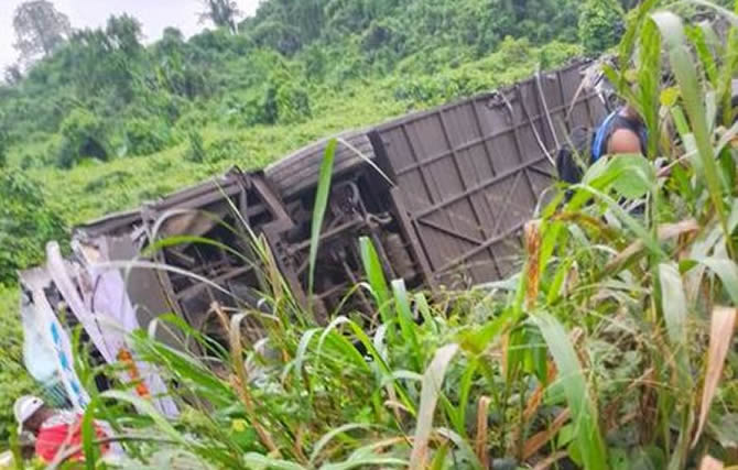 Un mort dans un accident de route sur l'axe Douala-Yaoundé impliquant finexs voyage 