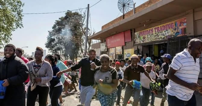 Afrique du Sud : 51 maisons mozambicaines incendiées, la xénophobie flambe malgré les appels au calme