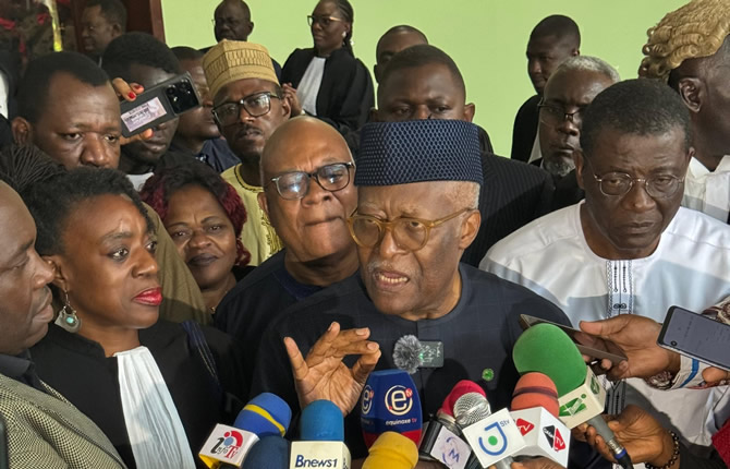 Présidentielle 2025 : Biya valid?, l'opposition d?bout?e? et Akere Muna surpris en fous rires avec les barons du r?gime
