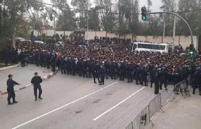 Cameroun - Algérie : Des milliers de supporteurs algériens ont dormi devant le stade de Blida pour acheter les tickets