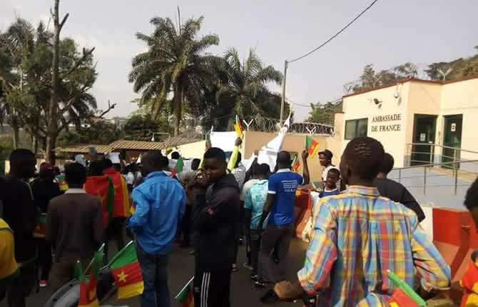 Une cinquantaine de jeunes manifeste à Yaoundé contre la France