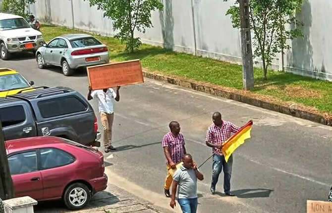 Des jeunes se mobilisent à Douala contre les propos de Macron