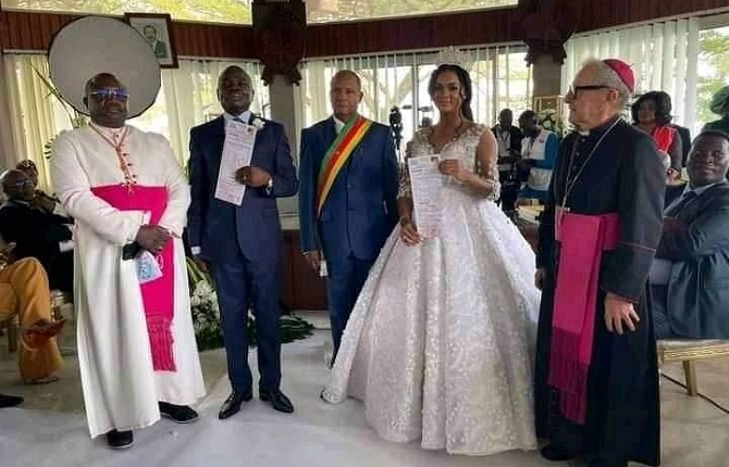 Le prêtre jésuite Lado Ludovic apporte des clarifications sur la photo du polygame Amougou Belinga et des prêtres
