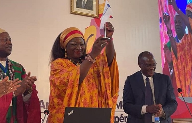 La ministre de l'Habitat, Celestine Ketcha Courtes menace  «l'indolent» préfet du Nde