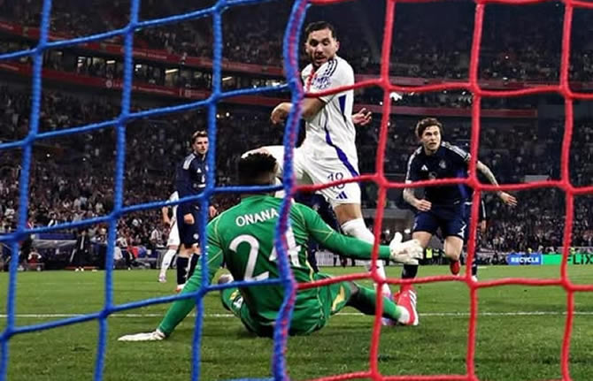 Quart de finale aller : Lyon et Manchester United se neutralisent dans un match spectaculaire (2-2) en Ligue Europa