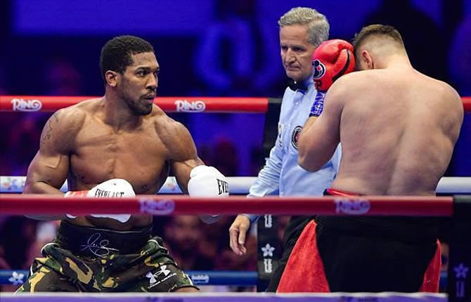 Anthony Joshua renversé puis héroïque : le Britannique terrasse Kristian Prenga par KO et défie désormais Tyson Fury