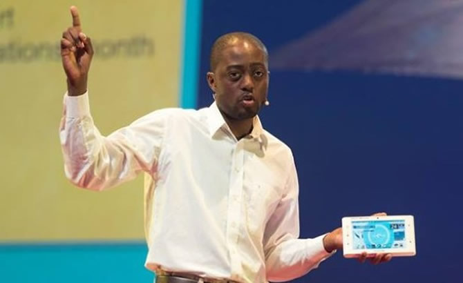 En partenariat avec l?entreprise postale, le Camerounais Arthur Zang lance une carte de paiement électronique