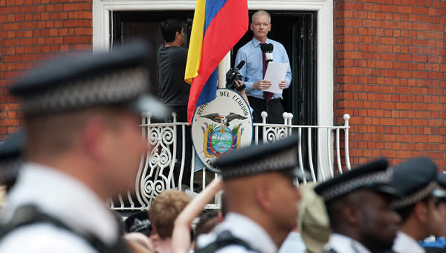 Le co-fondateur de Wikileaks, journaliste et lanceur d'alerte Julian Assange, arrêté à Londres