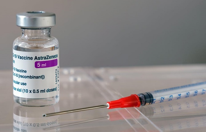Le Vaccin AstraZeneca et les vaccins à ARN messager offrent une protection équivalente contre l'hospitalisation et le décès dus au COVID-19