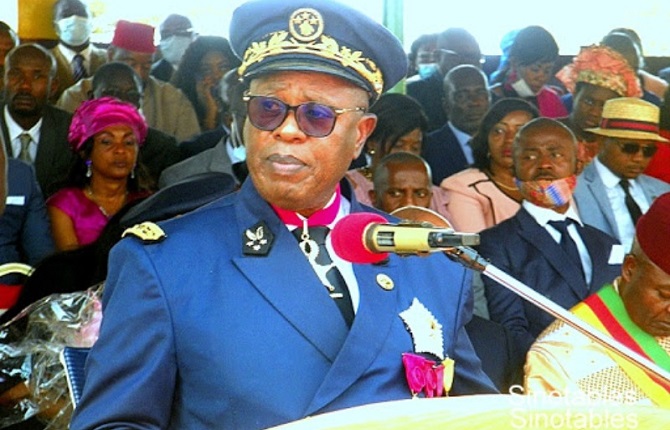 Ouest-Cameroun : planter dans les caniveaux, c'est détruire la route, prévient le Gouverneur