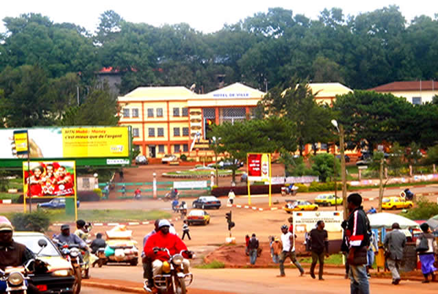 Elle s?évanouit après avoir trouvé son mari dans les bras de sa tchiza à Bafoussam