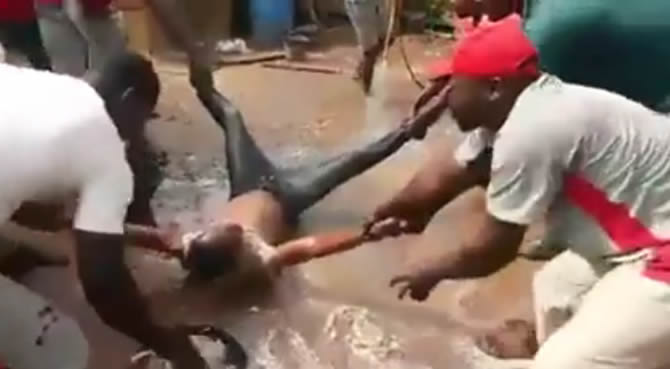 Bain forcé à Yaoundé