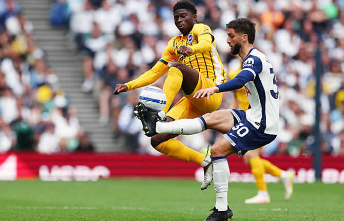 Carlos Beleba et Brighton humilient Tottenham (4-1) pour clore la saison en folie !
