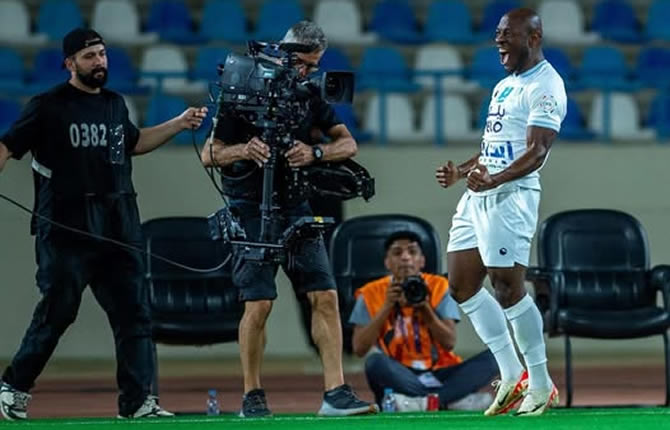 Christian Bassogog brille mais Al Okhdood craque en fin de match face à Al Taawon