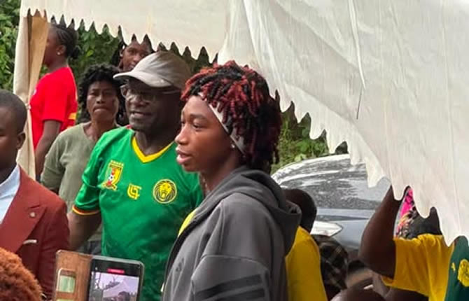 Elle a tout donné pour le Cameroun, son village lui rend tout : le retour triomphal de Michaely Bihina à Nkoumadzap