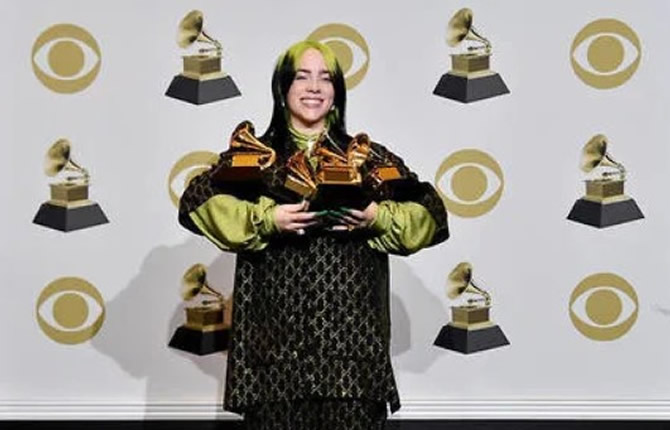 Billie Eilish sacr?e artiste de l?année aux American Music Awards 2025 !