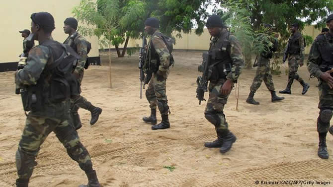 Cameroun: le port de la tenue militaire interdit aux civils