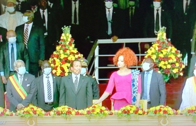 Défilé civil sous une pluie torrentielle sur la place du 20 Mai à Yaoundé