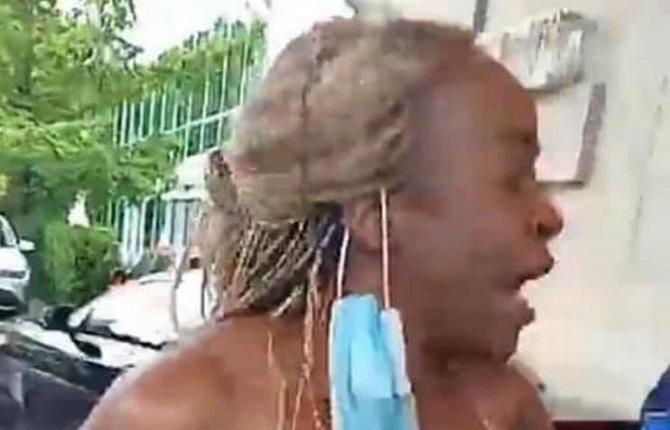 La «capture» de Paul Biya en Europe par les Boby tanap: Les manifestantes montrent leurs seins devant l?Hôtel Intercontinental