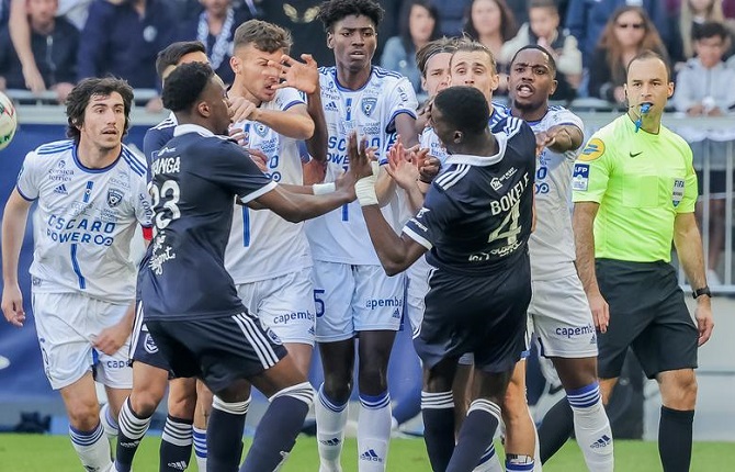 Insultes racistes contre le défenseur camerounais Malcom Bokélé : Bordeaux va porter plainte