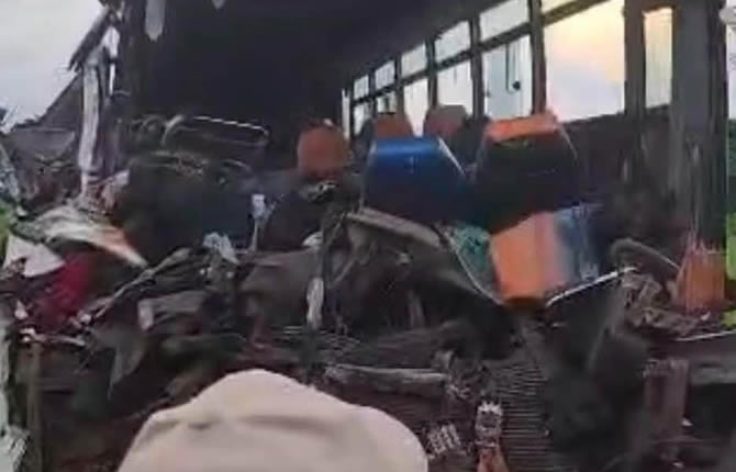 Ndikiniméki : un bus Mangwa Boy percute un camion de bois, plusieurs morts dans un accident d’une rare violence