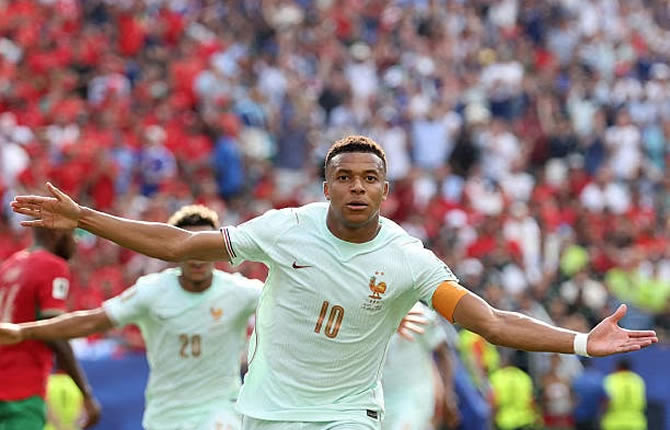 France-Maroc : soirée historique sans violences à Paris, drame dans le Nord, Mbappé entre dans la légende du Mondial