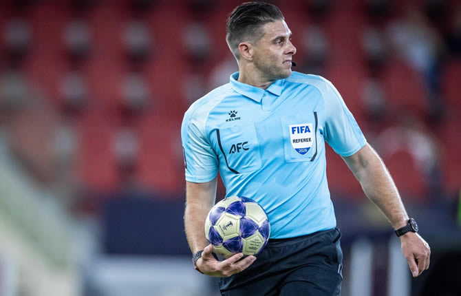 Geste controversé à la Coupe du Monde 2026 : l’arbitre australien Shaun Evans dans le viseur de la FIFA