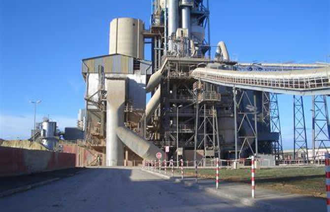 Coup dur pour l’industrie au Cameroun : l’usine Cimencam de Figuil contrainte d’arrêter sa production à cause de la crise énergétique