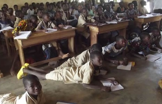 En Ouganda, une enseignante dirige une classe de 500 élèves, un record