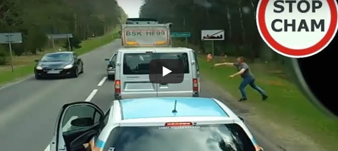 Un conducteur corrigé après avoir jetté des déchets sur une route(vidéo)