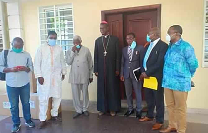 Mgr Samuel Kleda reçoit les dons de Survie Cameroon