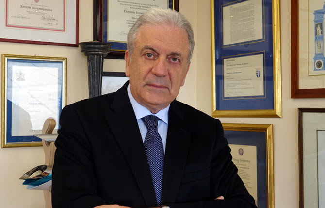 L’Ex-Monsieur Migrations de l’UE visé par un mandat d’arrêt : le Qatargate rattrape Avramopoulos