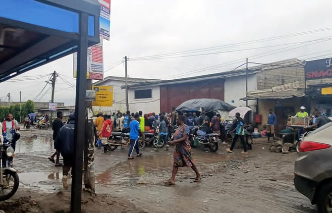 Horreur à Douala : trois personnes poignardées, l’agresseur lynché par la foule