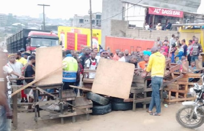 La police disperse la population de Ngodi Bakoko qui avait barrée la route