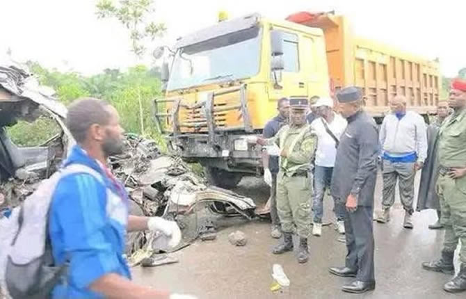 Accident sur l’axe Yaoundé-Douala : un bus Avenir percute un camion, plusieurs morts près d’Édéa