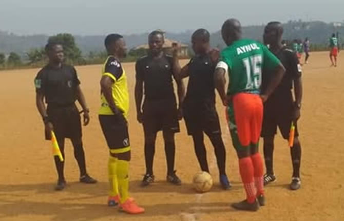 Un joueur de racing s'écroule au stade de Bonamoussadi à Douala et échappe de peu à la mort