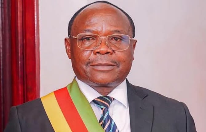 Émile Temgoua sacré nouveau maire de Dschang : l’universitaire prend les rênes après quatre mois d’intérim