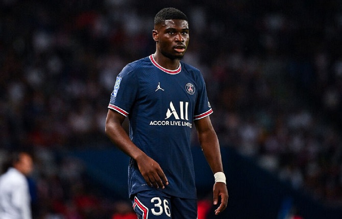 Le  milieu de terrain camerounais Eric Junior Dina-Ebimbe veut quitter le PSG 