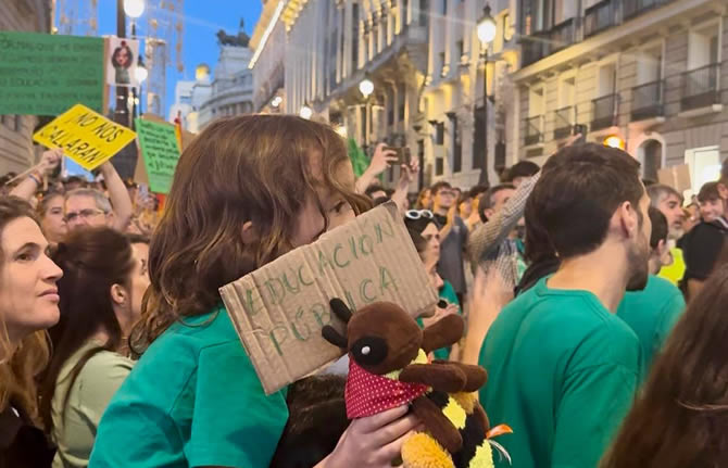 Police espagnole charge contre les profs en grève à Madrid : Ayuso bloquée, la colère explose