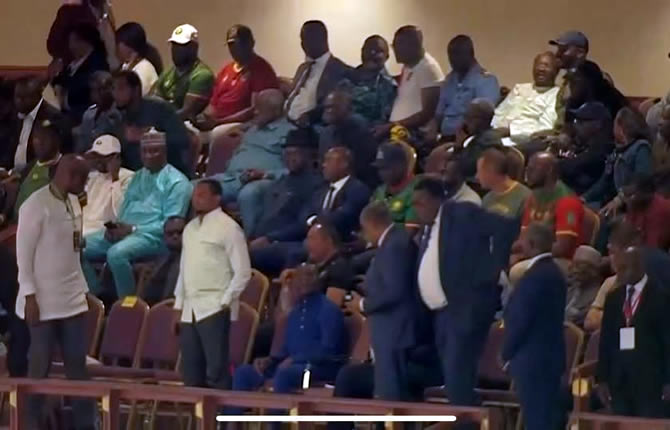 Colère au Stade Ahmadou Ahidjo ! Un supporter d?cha?n? s'en prend ? Samuel Eto'o après le nul tragique face ? l'Angola