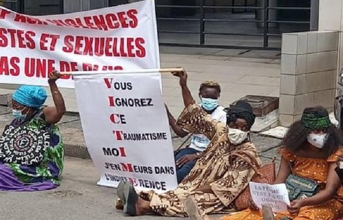 Manifestation de femmes devant la Radio de Martin Camus Mimb