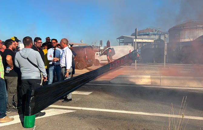 Pêcheurs en colère à Fos-sur-Mer : gaz lacrymogène, feux de palettes… le dépôt pétrolier débloqué dans la tension
