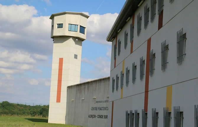 Prisons françaises au bord de l’explosion : 88.654 détenus, un record historique. Pendant ce temps, l’armée saisit 5,3 tonnes de drogue et le football pleure Bergougnoux