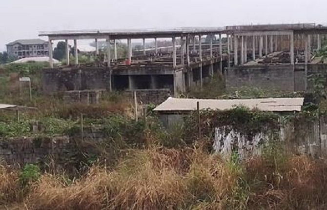 L'hôpital de référence de Buéa abandonné dans la broussaille